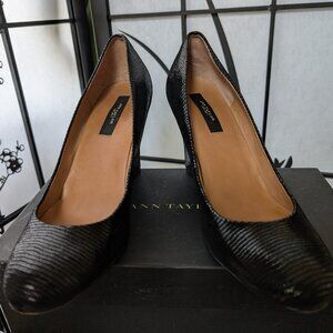 Ann Taylor Kamela Wedge Pump – Black Lizard Texture – Size 9 (3.5" Heel)